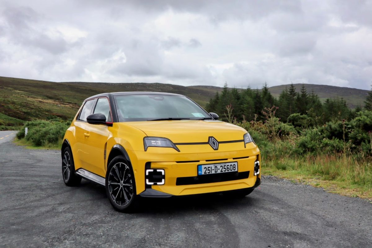 The new Renault 5 on test for Changing Lanes