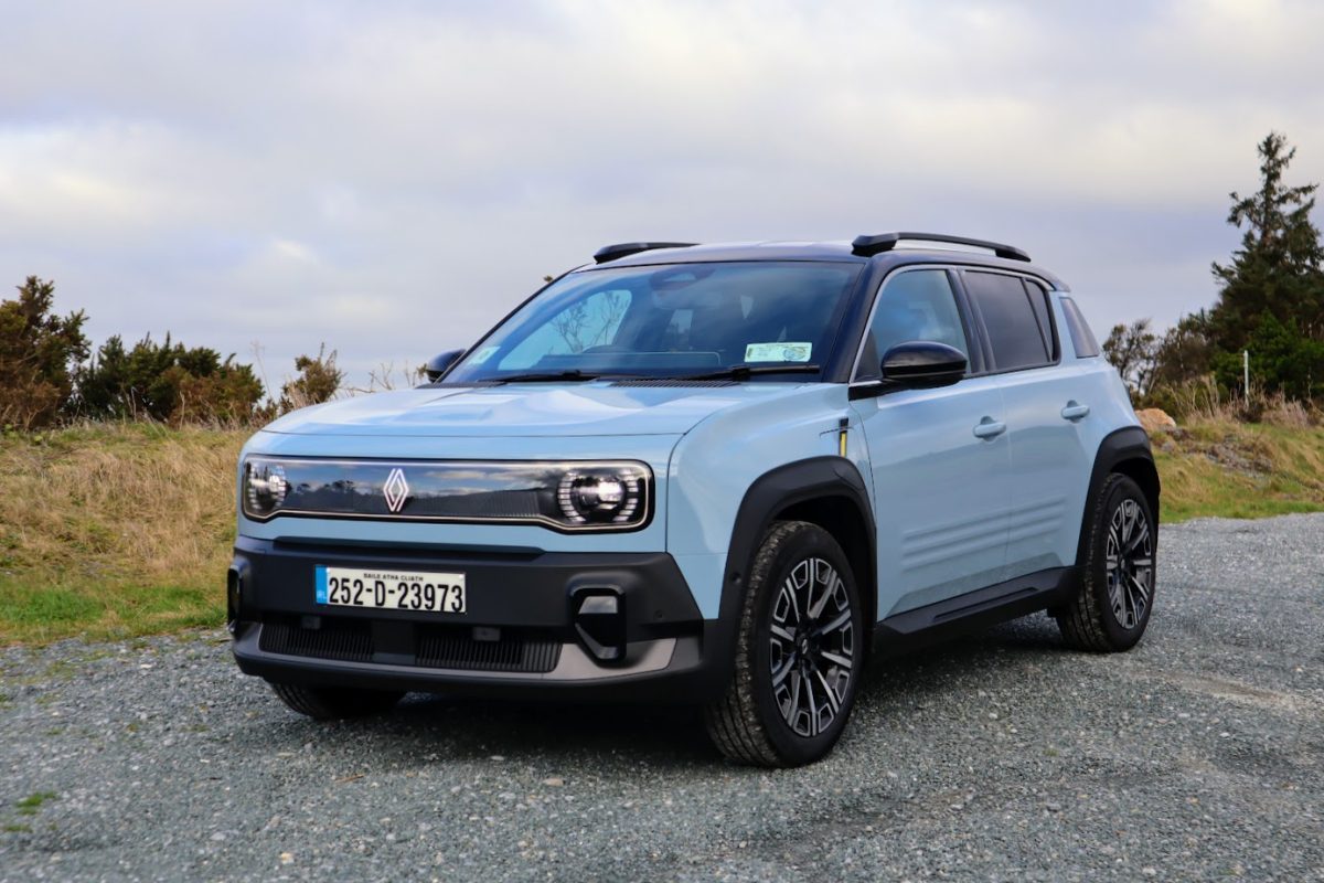 The new Renault 4 in Cumulus Blue